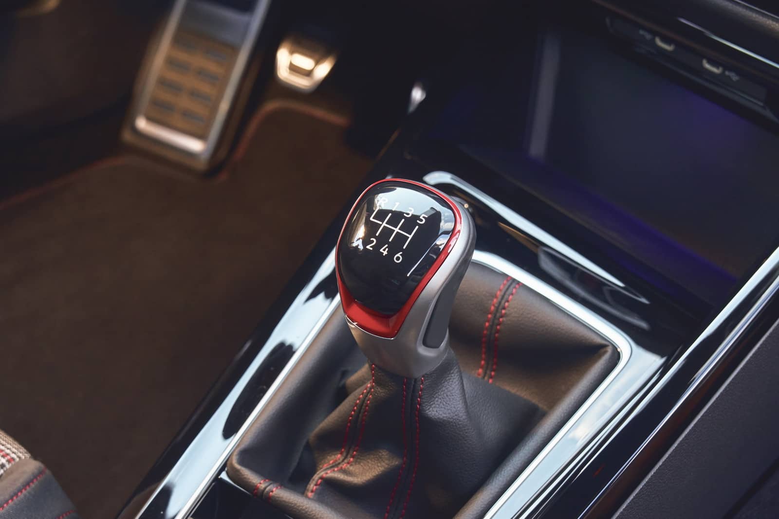 Volkswagen пояснив відмову від “механіки” на оновленому Golf GTI