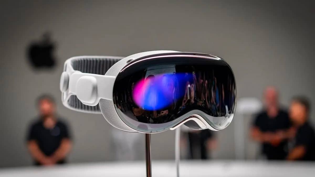 Гарнітура Vision Pro від Apple викликає неоднозначну реакцію, незважаючи на високі продажі