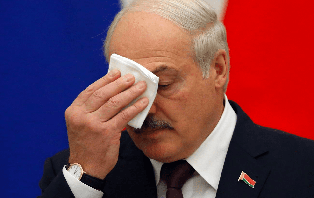Лукашенко подарував президенту Зімбабве зламаний трактор