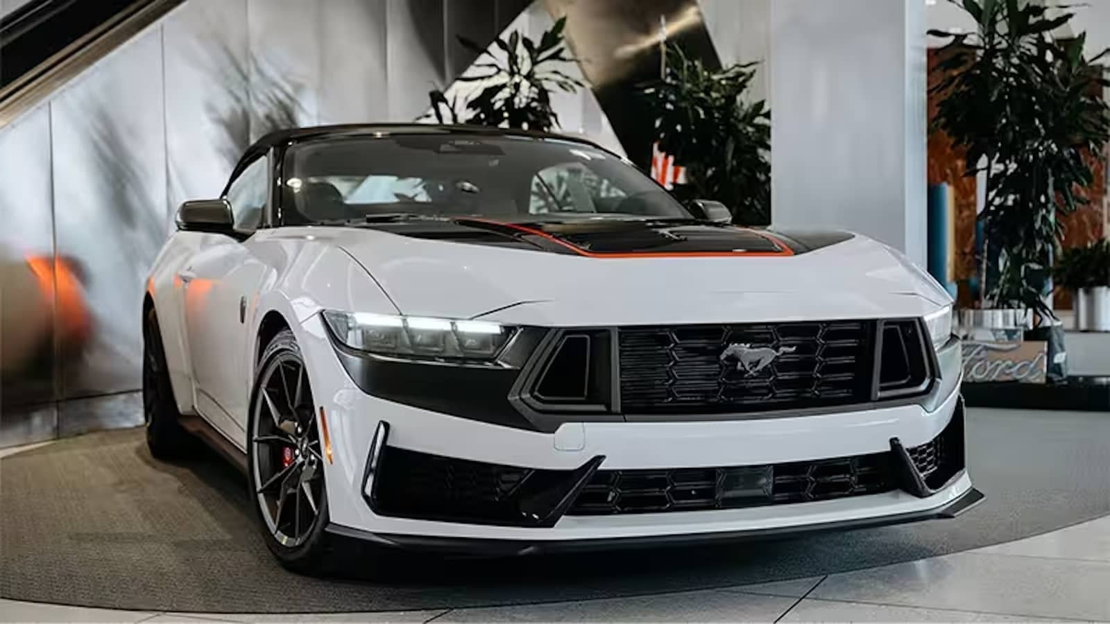 Ford побудував єдиний у світі кабріолет Mustang Dark Horse