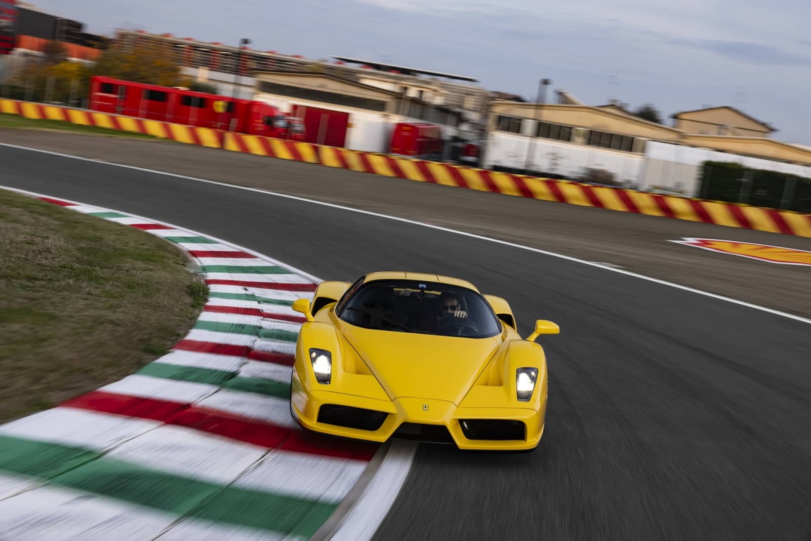Компанія Pirelli випустила шини для давно знятих з виробництва моделей Ferrari