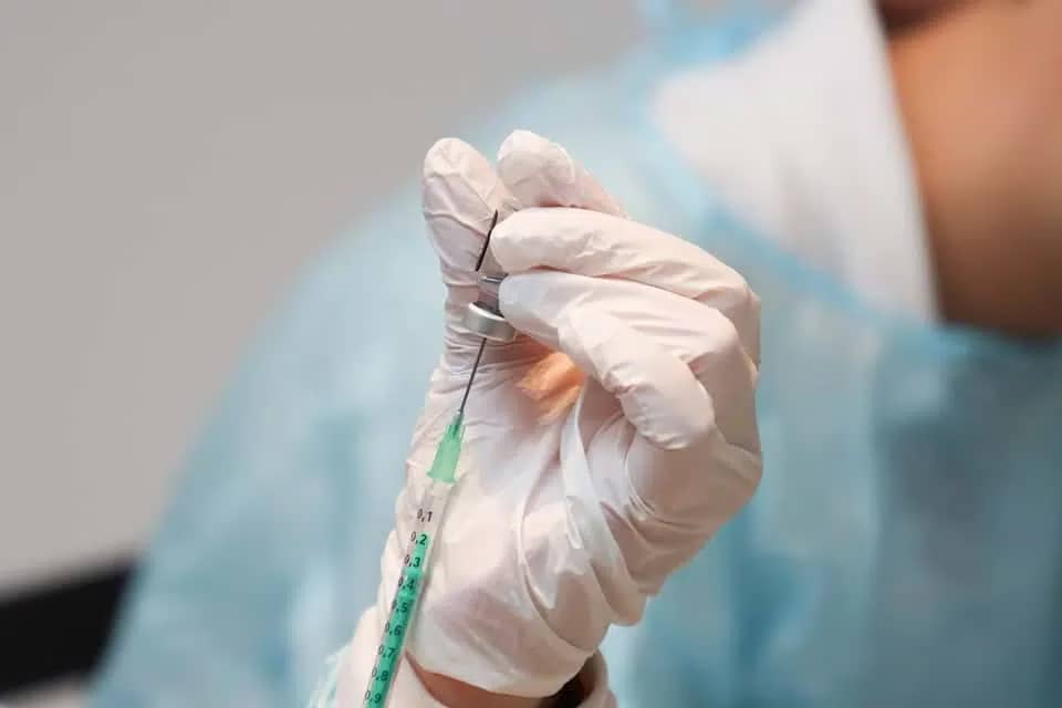 Утворення тромбів, пов’язаних із двома COVID-вакцинами – вчені знайшли причину