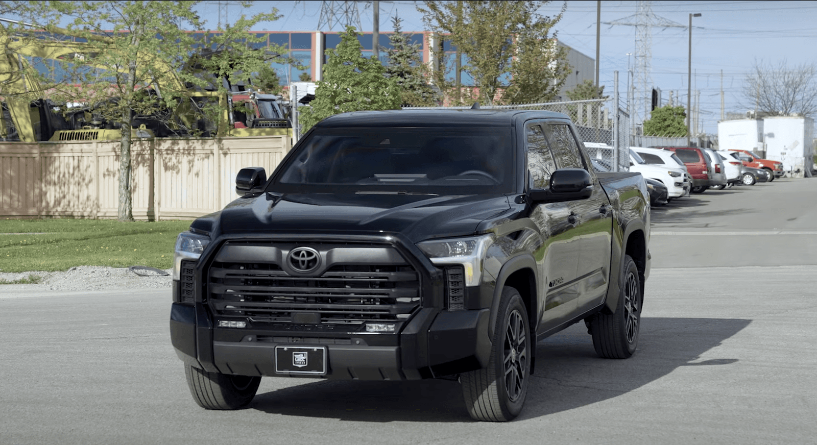Японський пікап Toyota Tundra перетворили на незвичайний броньований автомобіль