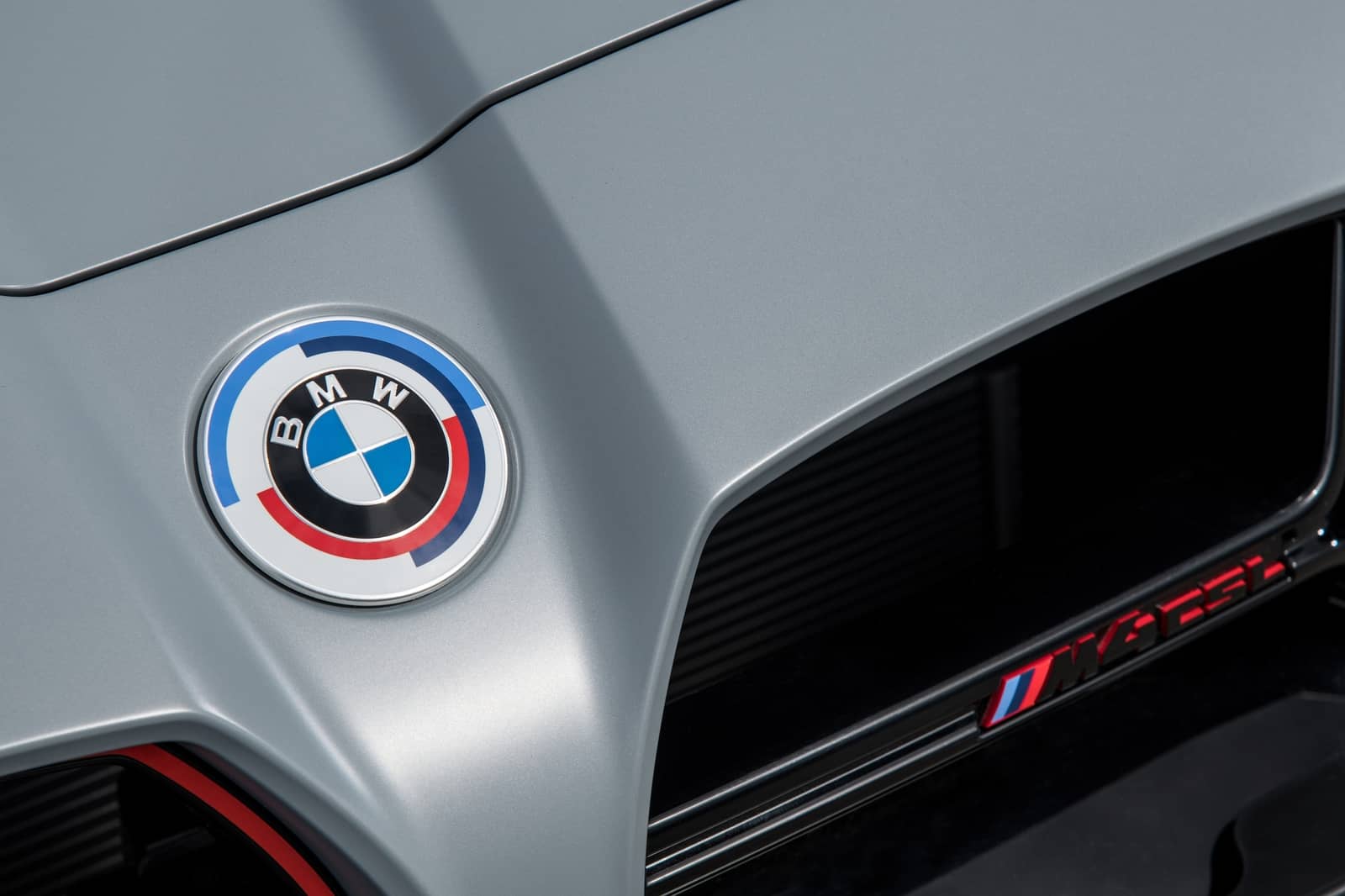 Компанія BMW готує для шанувальників марки “абсолютно особливий сюрприз”