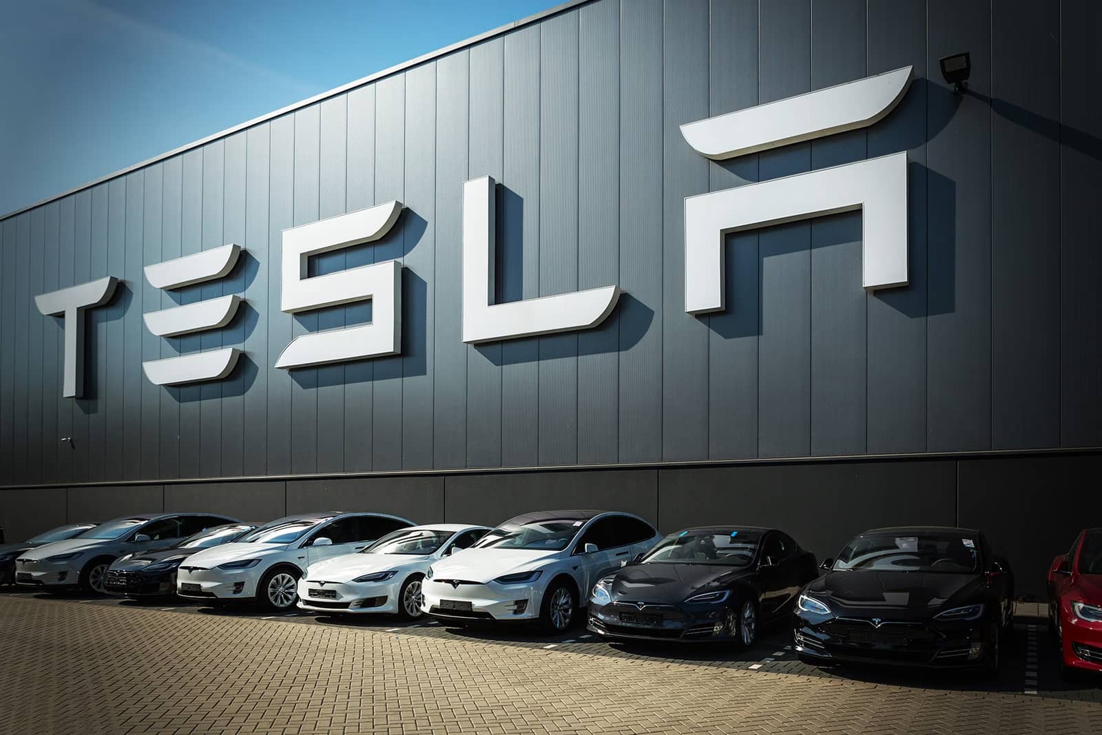 Компанія Tesla в найближчому майбутньому випустить три нові електромобілі