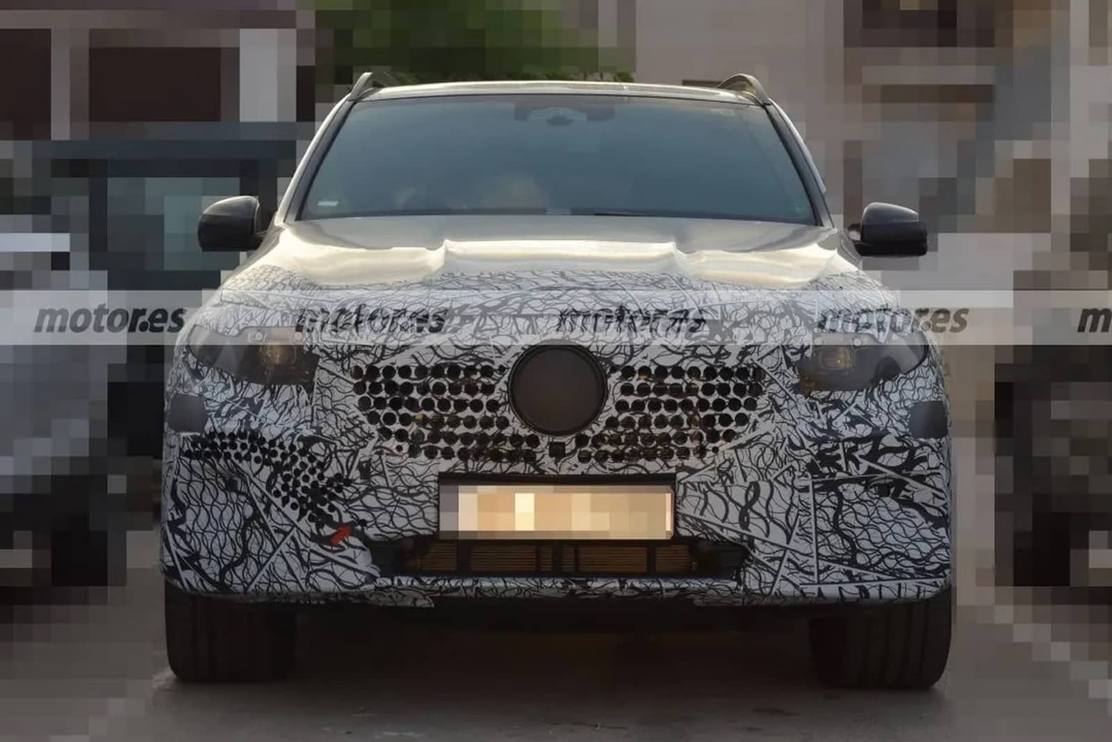Mercedes-Benz засвітив унікальний інтер’єр оновленого GLE