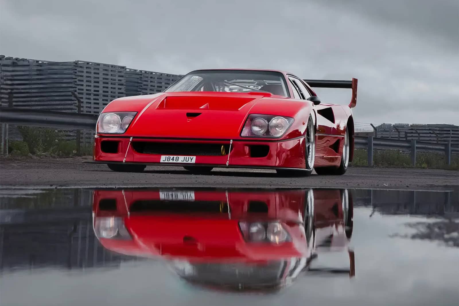 У продажу з’явився єдиний у світі суперкар Ferrari F40, обладнаний двигуном V12