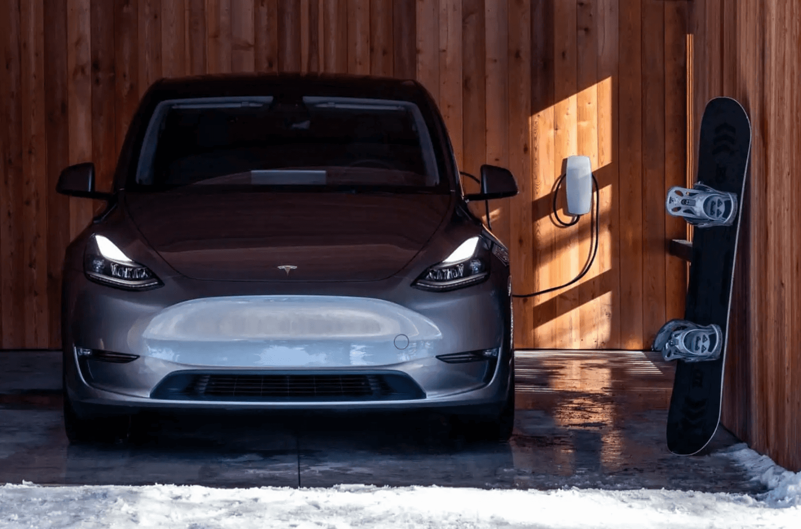 Tesla працює над бездротовою зарядкою для електрокарів