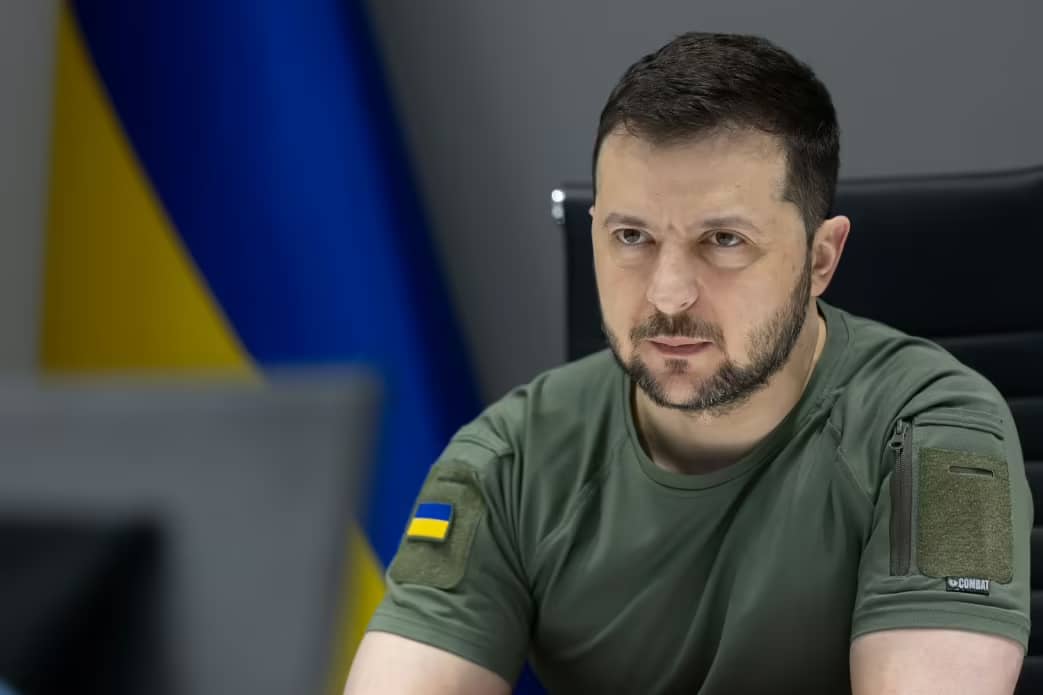 Зеленський у футболці “Make russia small again” викликав істерію у росії