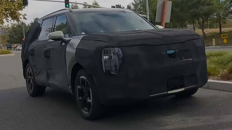 Новітній кросовер Kia уперше помітили на дорозі