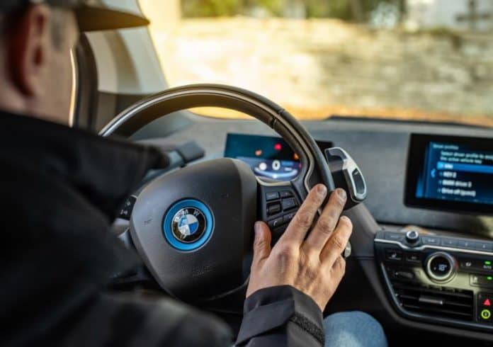 BMW розробила інновацію для боротьби з пилом на великих екранах