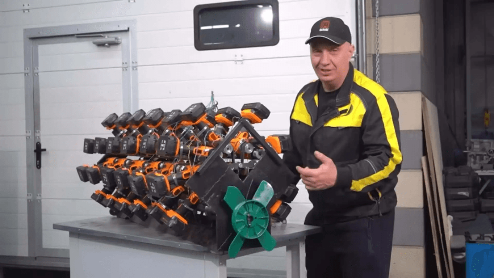 Електромотор із 50 шурупокрутів: новий шалений проєкт Garage 54