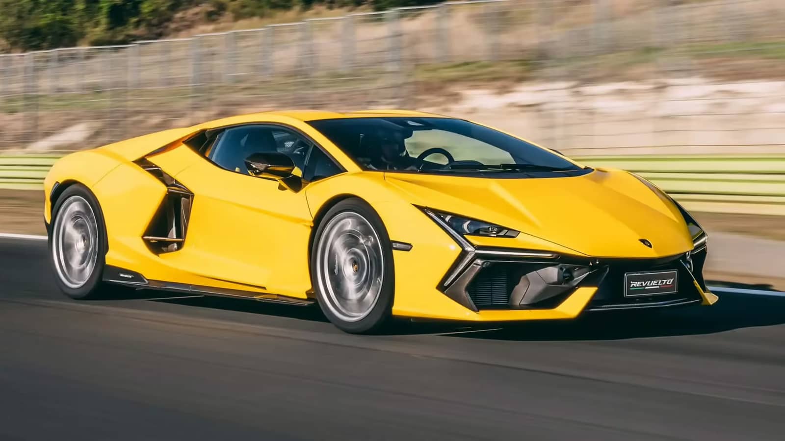Lamborghini відкликає лише два суперкари Revuelto 2024 через ризик витоку олії та загоряння