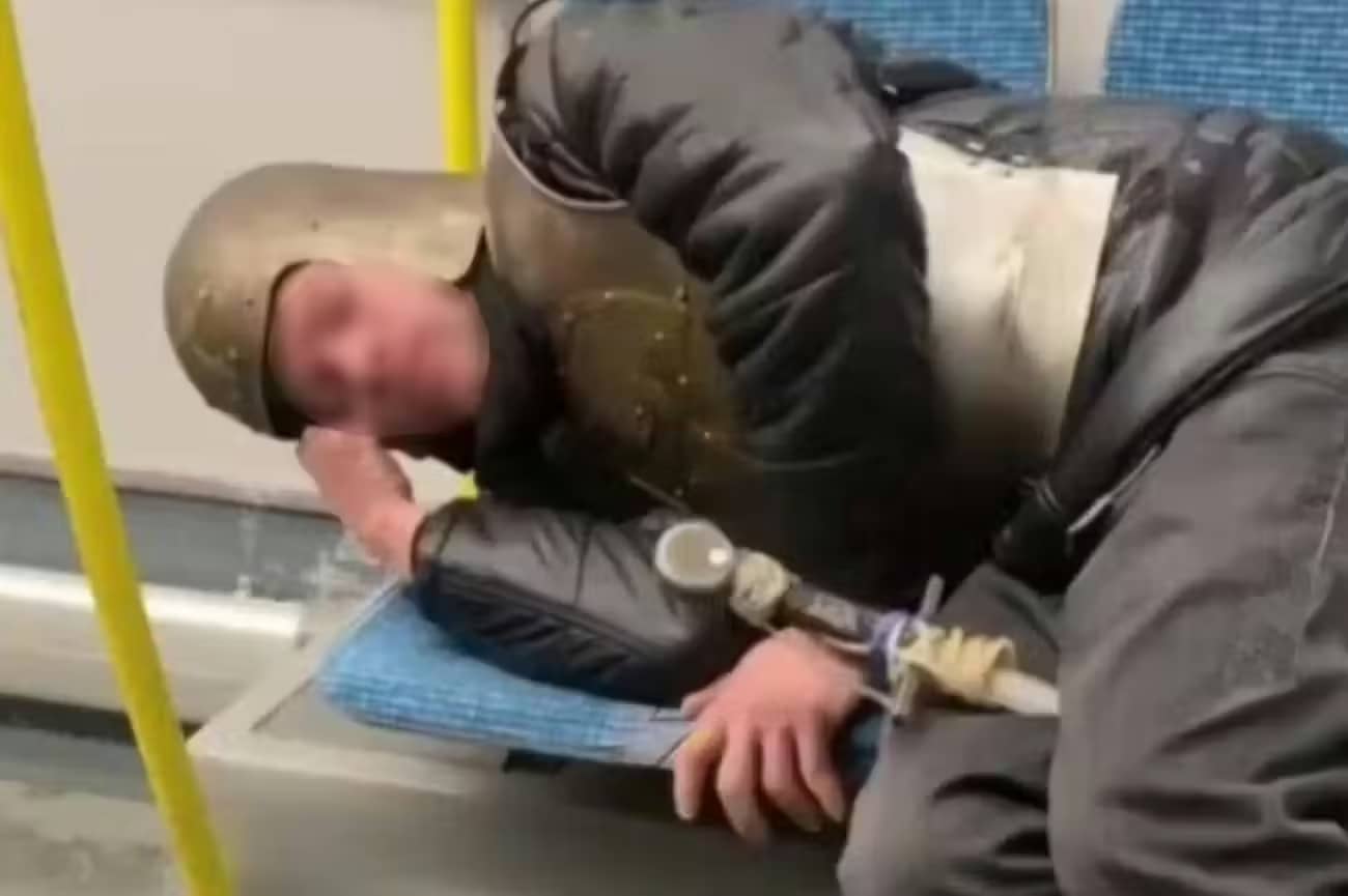 У Придніпровську в автобусі дрімав чоловік в справжніх лицарських обладунках