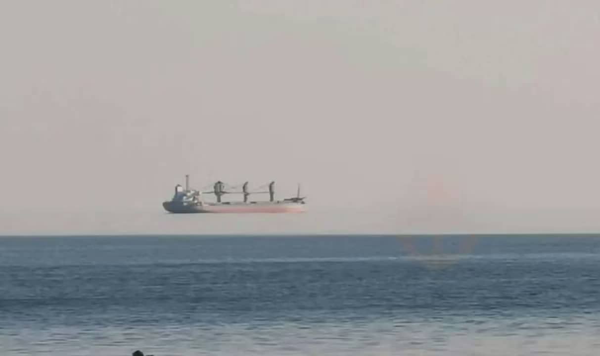 Незвичайне видовище в Одесі: кораблі “літають” над морем
