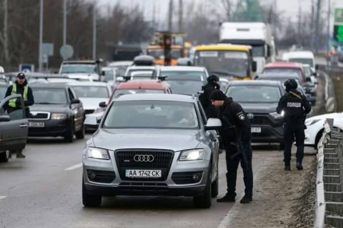 Права водія: чи зобов’язаний водій виходити з автомобіля на вимогу поліції?