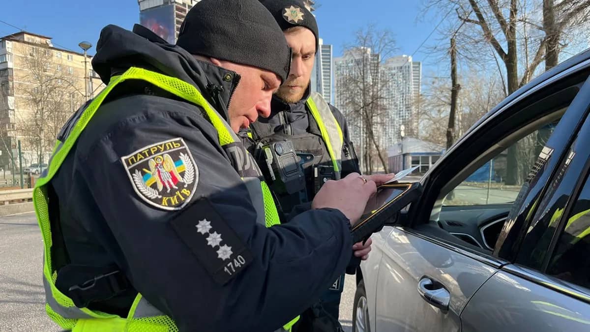 Поліція посилила контроль за паркуванням на місцях для людей з інвалідністю