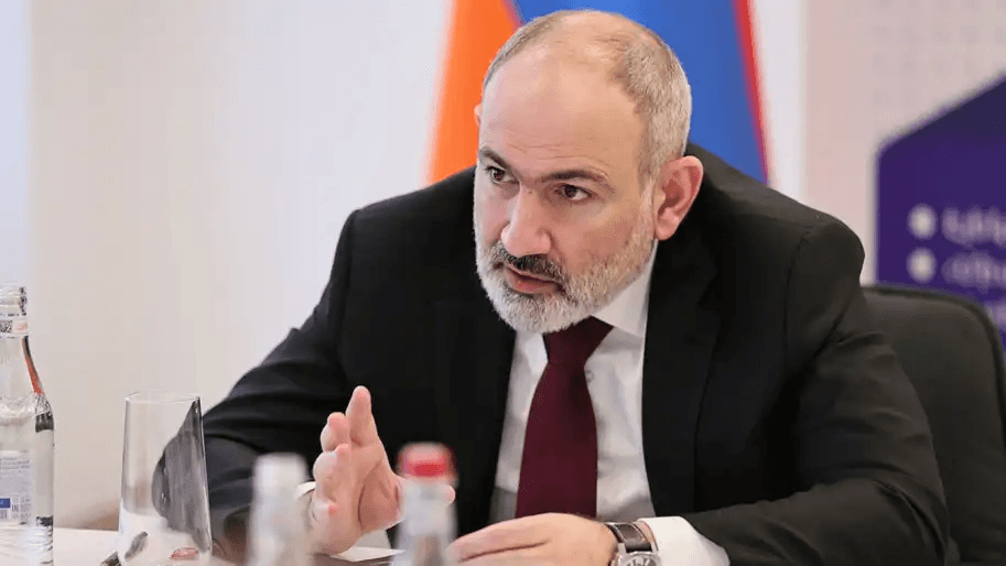 Пашинян у відповідь на закиди священника запропонував патріарху “довести целібат”