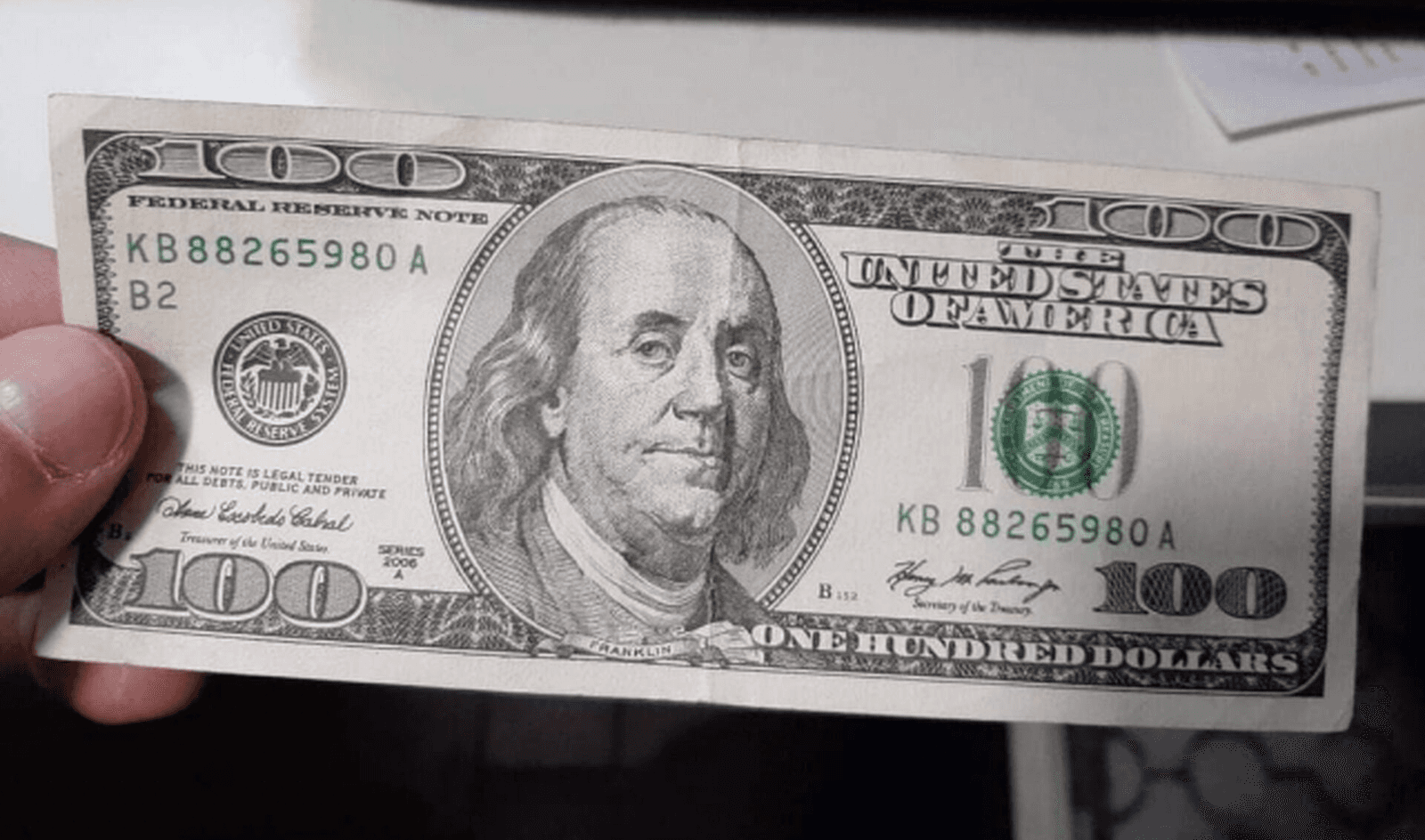 Сів у машину і кричав: водій заїхав на заправку і став багатшим на $4 млн