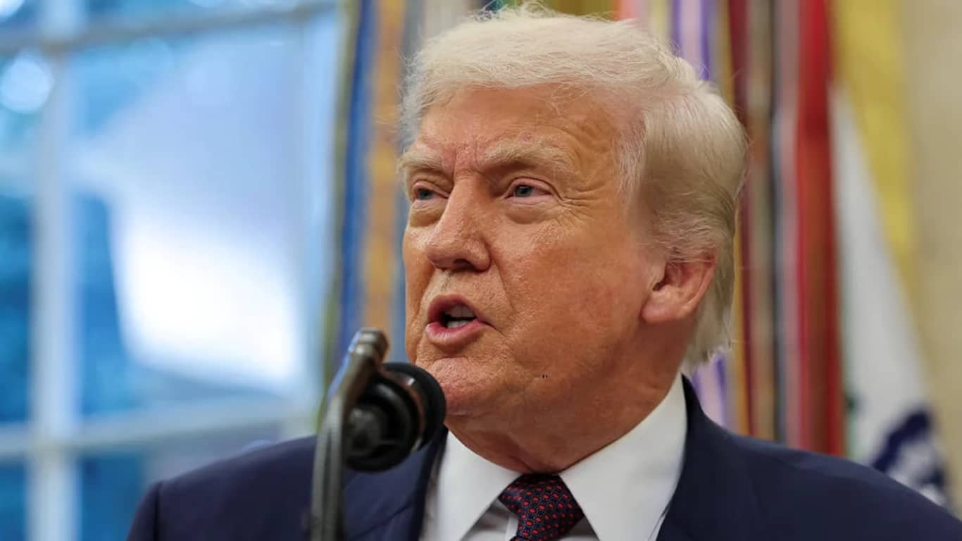 З вікна Білого дому раптово викинули чорну сумку — Трамп пояснив
