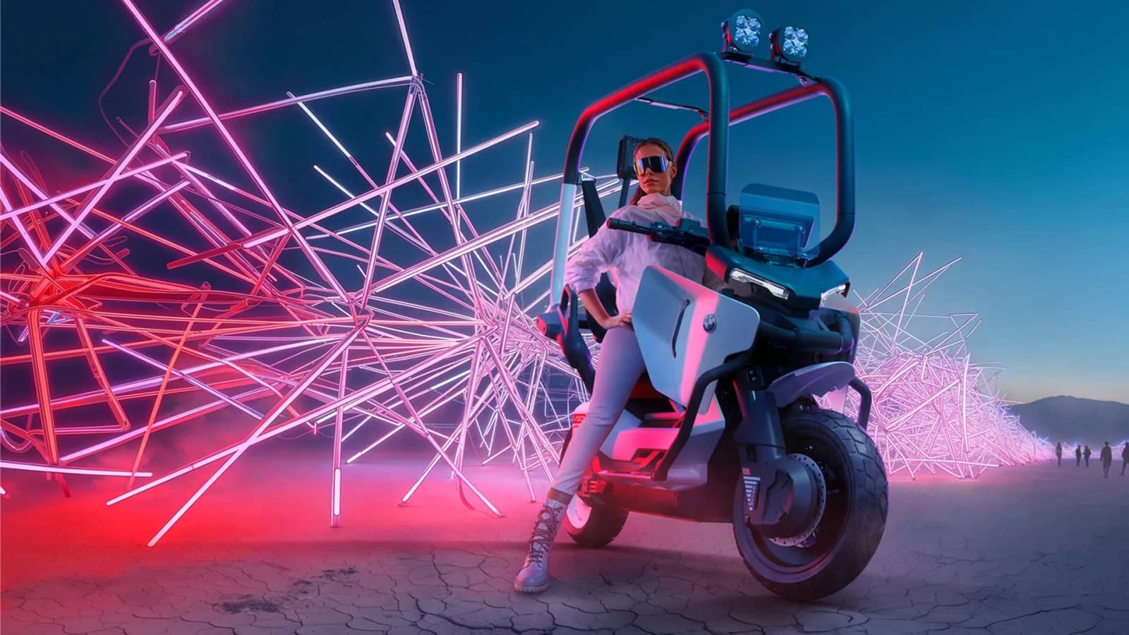 BMW показала Vision CE — електроскутер із «кліткою» безпеки