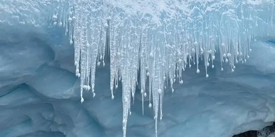 Українські полярники вперше зафіксували унікальне явище в Антарктиді — «крижане намисто»
