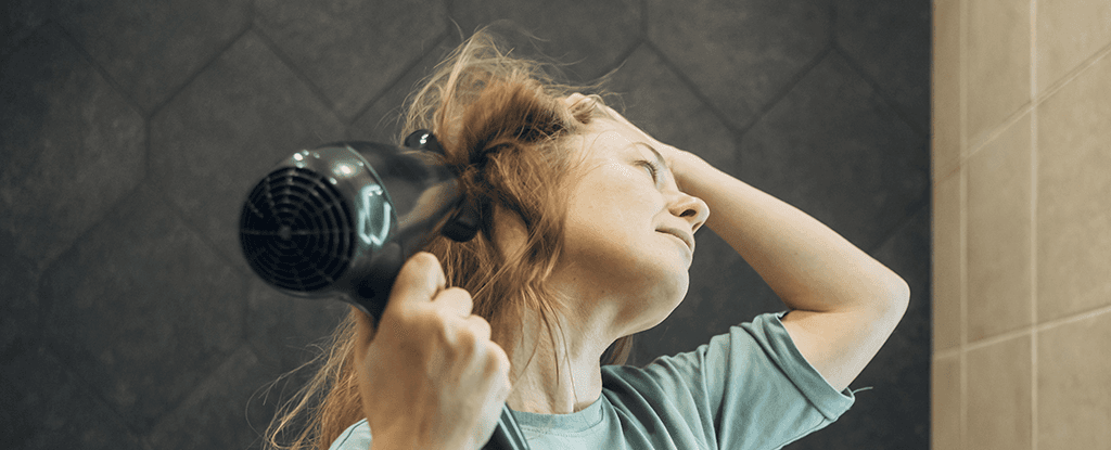 Звичайне укладання волосся може отруювати повітря, як жвава траса — дослідження