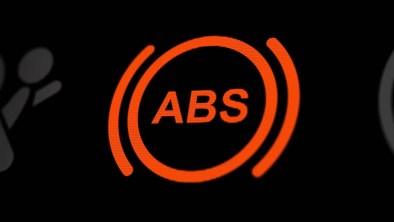 Загорівся індикатор ABS: чи можна їхати далі і чим це загрожує