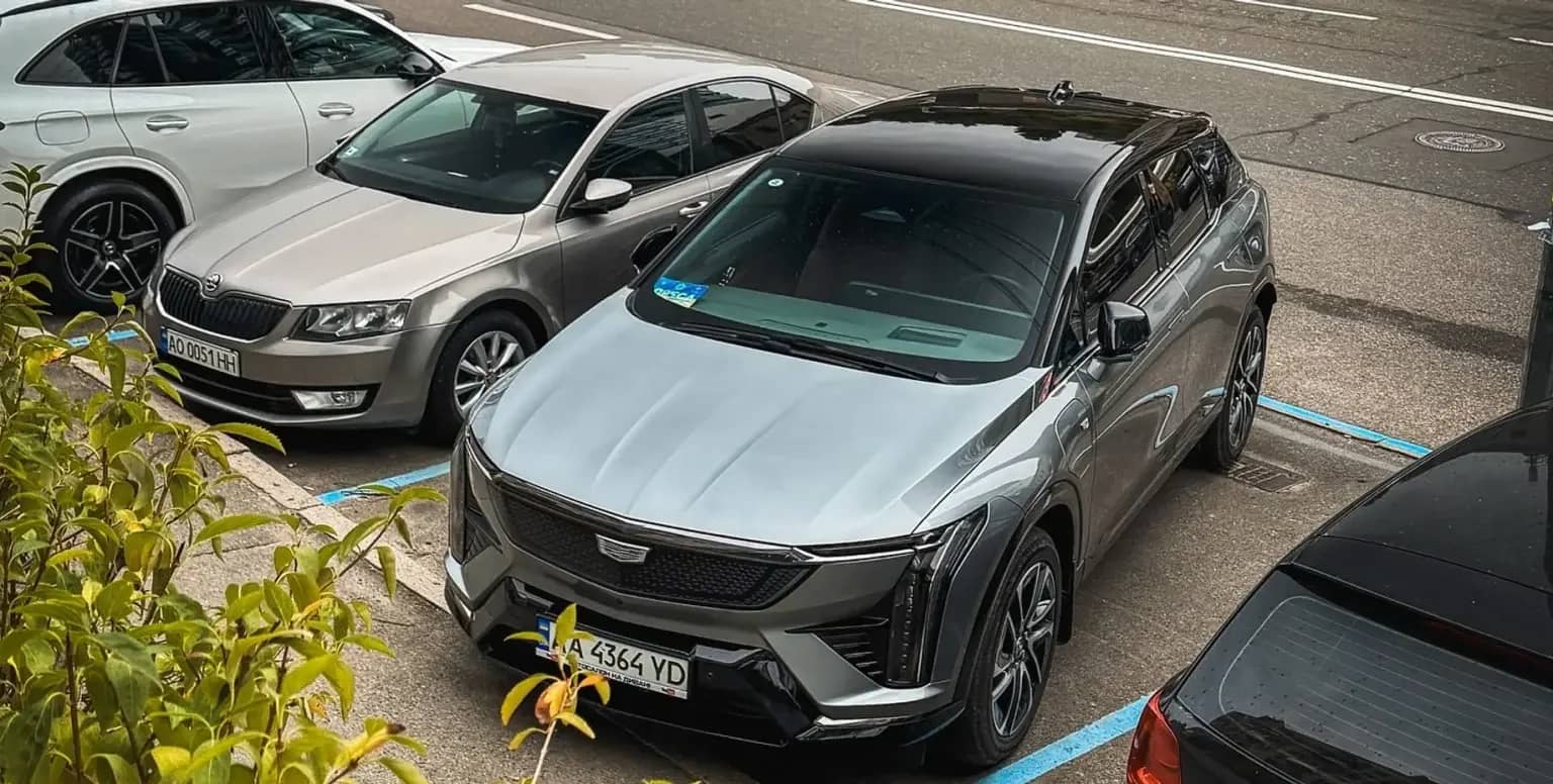 В Києві помітили унікальний «сірий» Cadillac вартістю 54 000 доларів