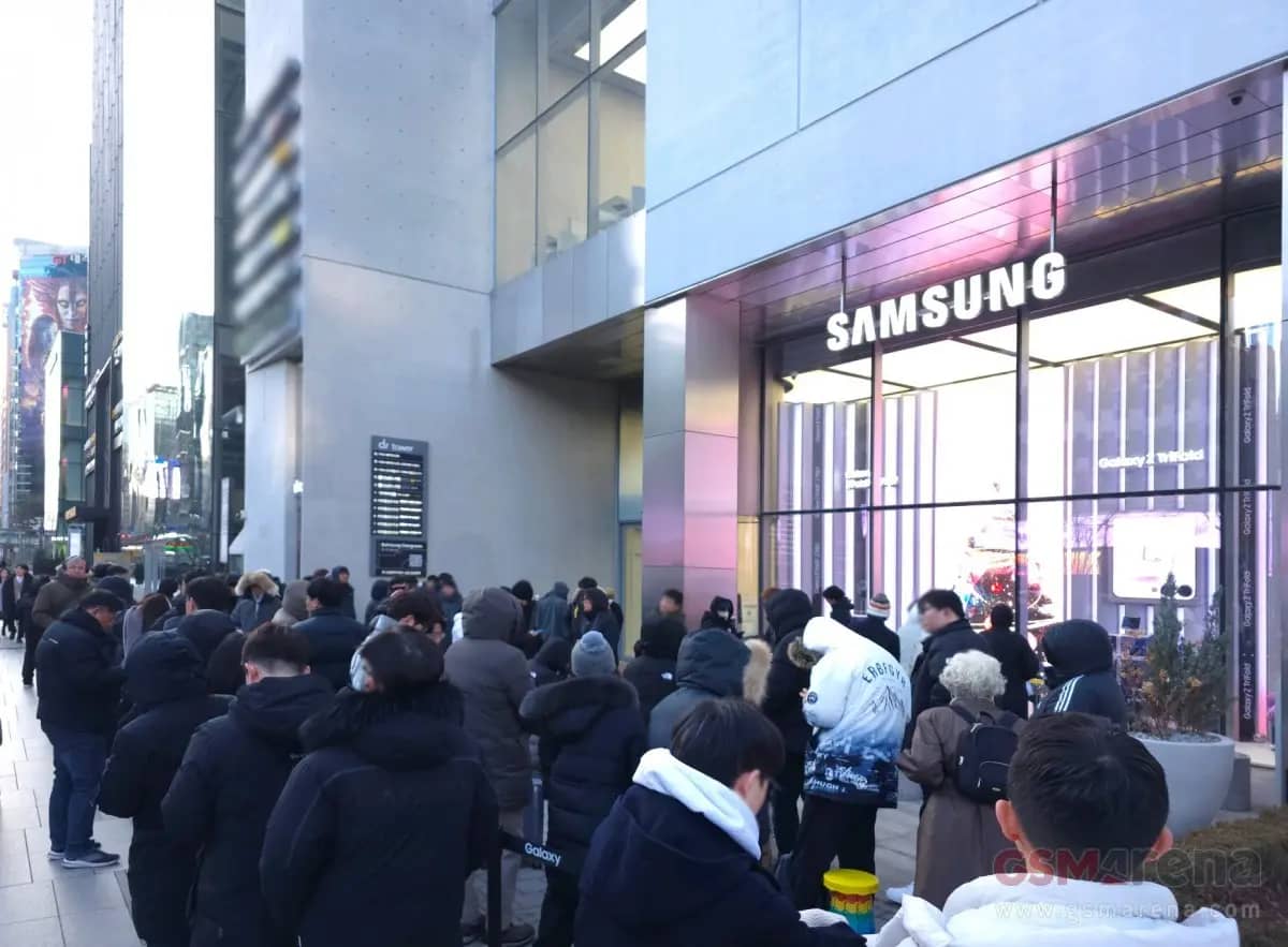 Новий TriFold від Samsung викликав ажіотаж: покупці стояли в чергах з ранку