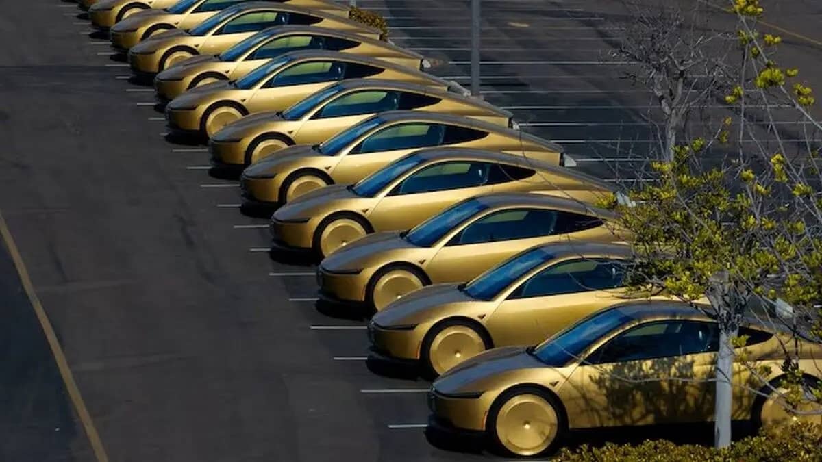 Без водія та навіть без керма: Tesla почала запуск Cybercab в Остіні