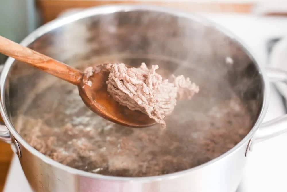 У якій воді варити курку та інші продукти: у гарячій чи холодній