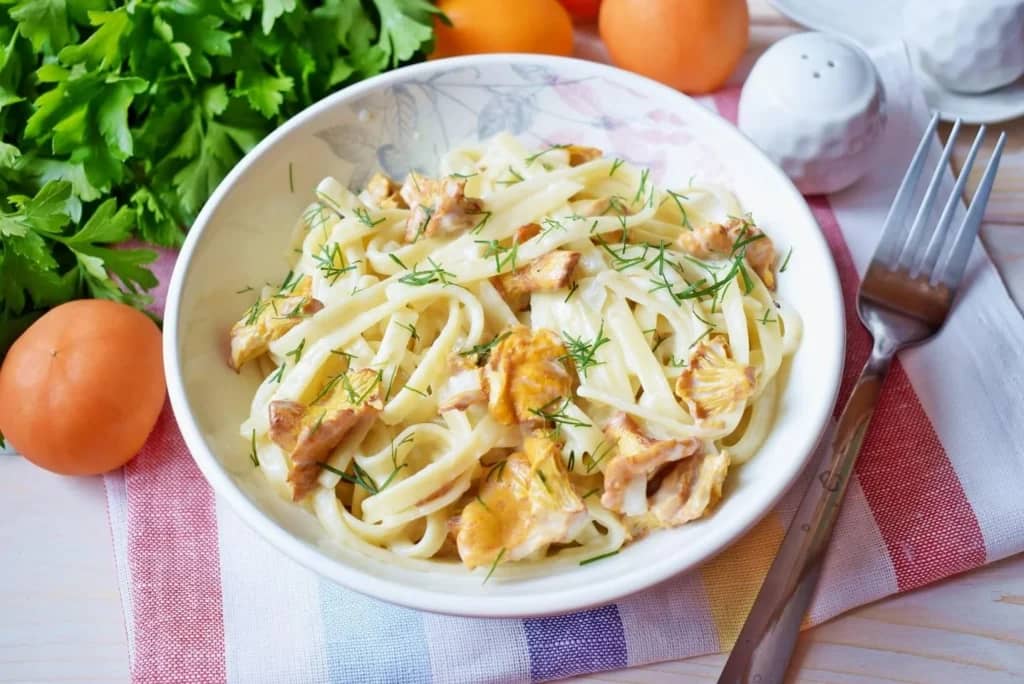 Чим посипати макарони, якщо немає сиру