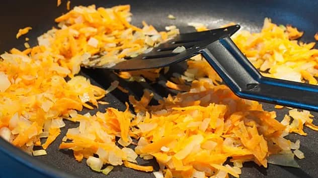 Як приготувати ідеальну засмажку для супу: 3 інгредієнти для аромату, смаку та густоти