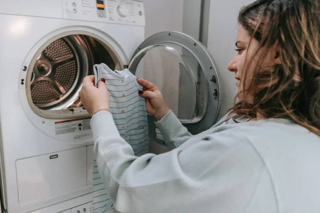 Чому після прання на одязі з’являються білі сліди: основні причини