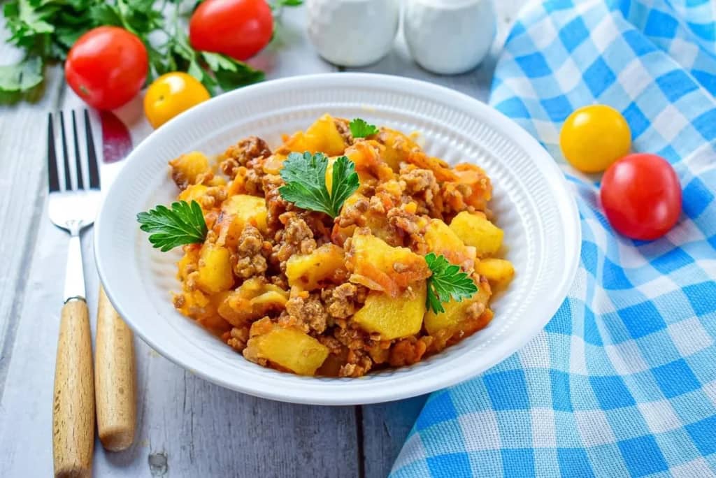 Як смачно приготувати тушковану картоплю