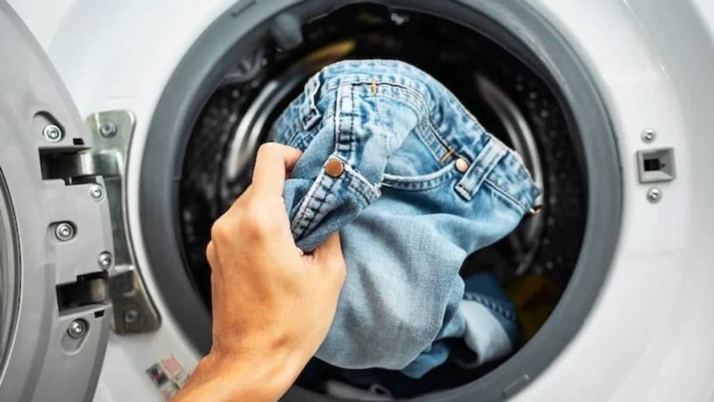 Як випрати джинси і не зіпсувати їх колір