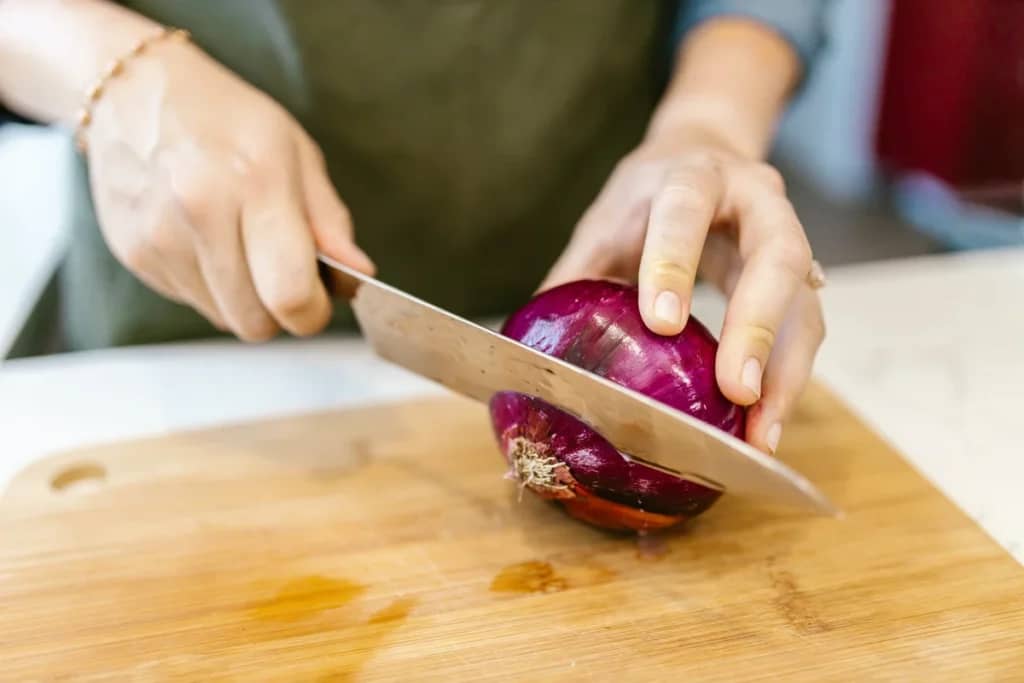 Чому ми плачемо, коли ріжемо цибулю і як цього уникнути