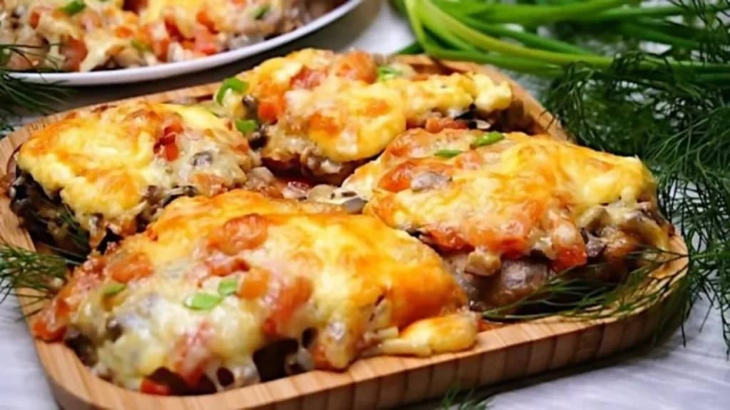 Як приготувати печінку по-французьки: м’яка, соковита, з овочами та сиром