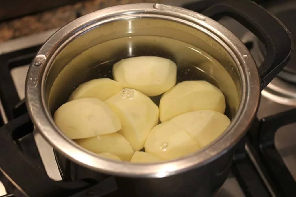 Чи потрібно накривати каструлю кришкою під час варіння картоплі