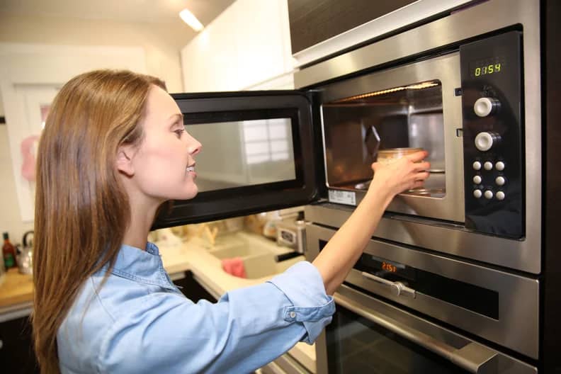 Ці 7 продуктів ніколи не можна розігрівати в мікрохвильовій пічці