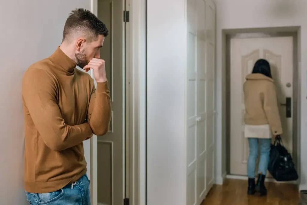 Піти неможливо залишитись: 11 “дрібниць”, які повільно відштовхують жінку від чоловіка