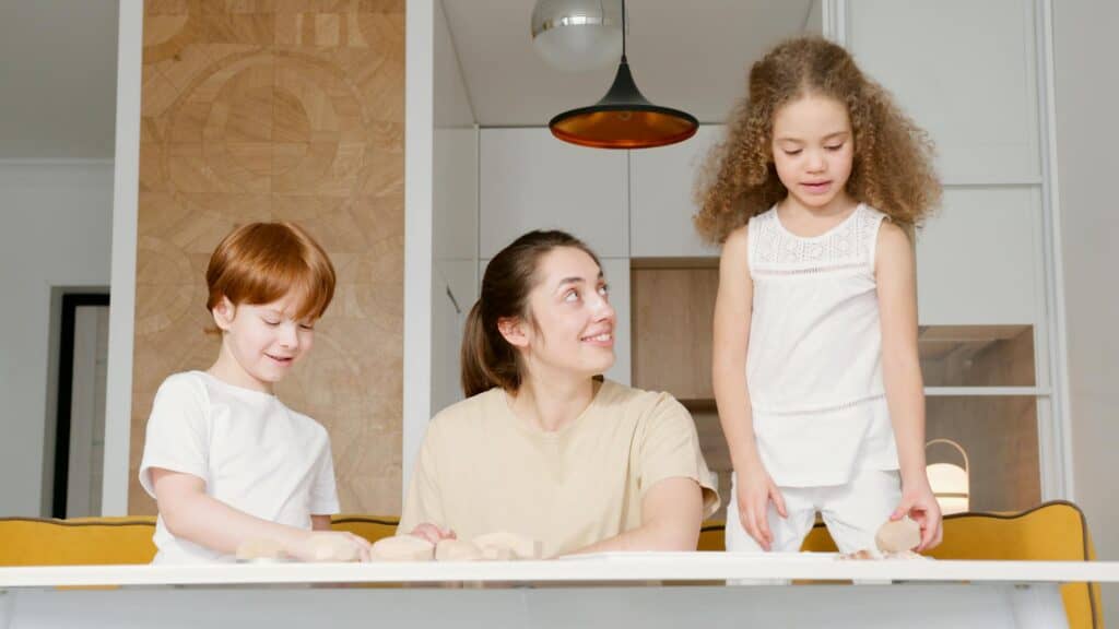 Дитина і гаджети: хитрощі, які допоможуть замінити екран на реальне життя