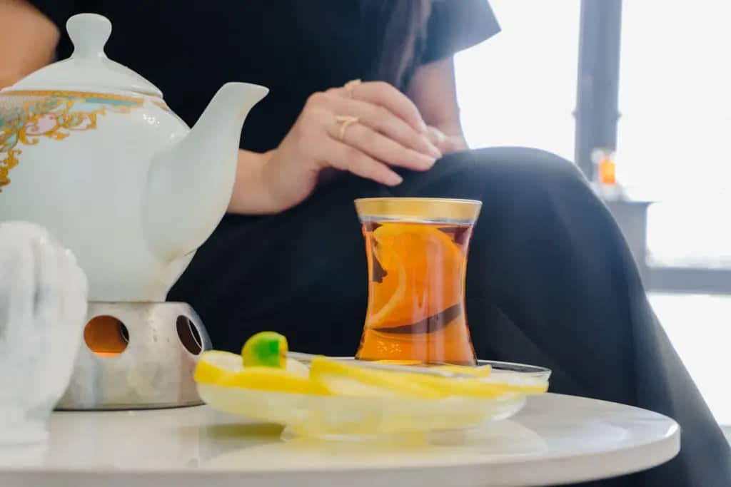 Що не можна їсти з чаєм: список шкідливих поєднань продуктів