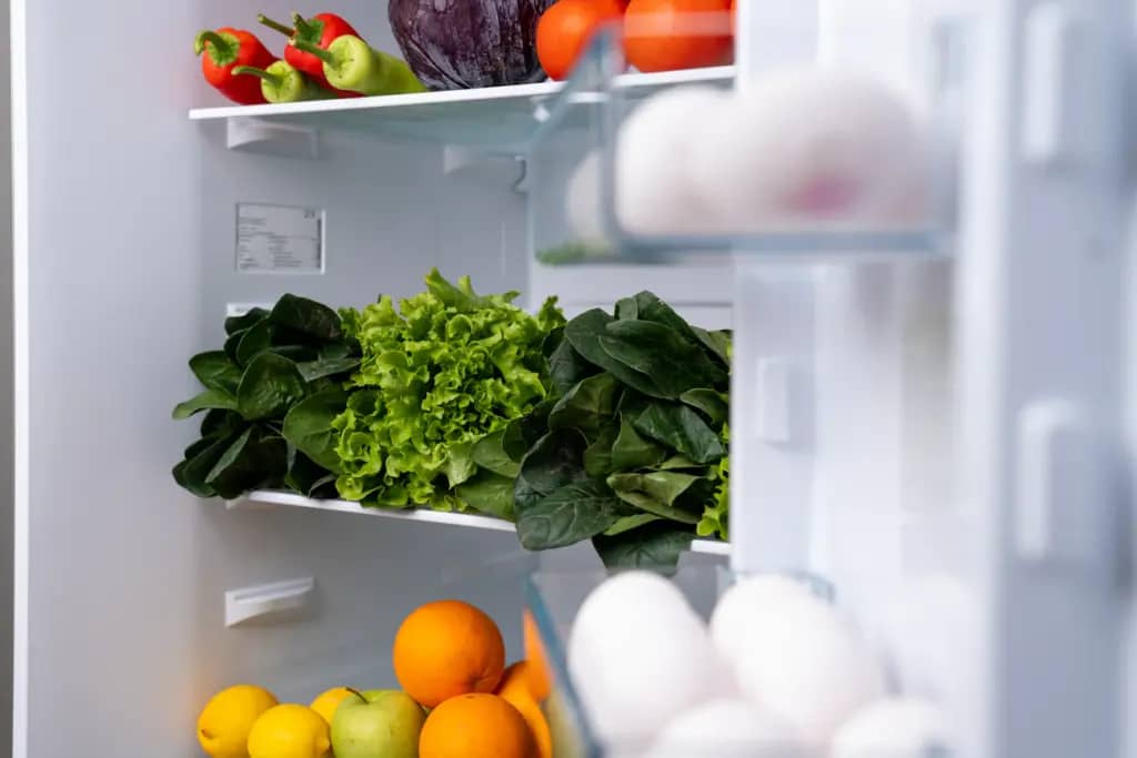 Рулон туалетного паперу в холодильнику: дивний трюк, що рятує продукти і нерви