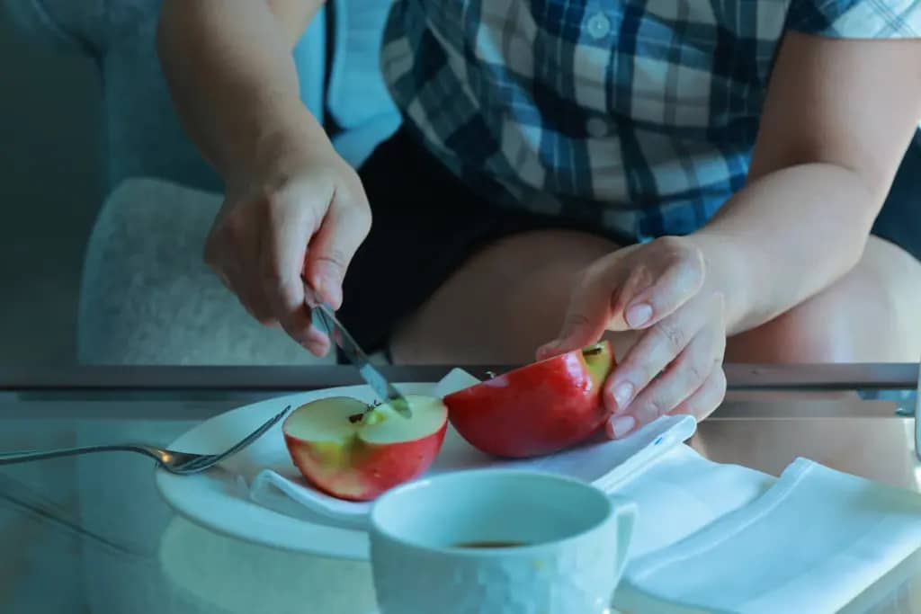 Що не так з вечірніми фруктами: 3 шокуючі факти про «корисний» перекус