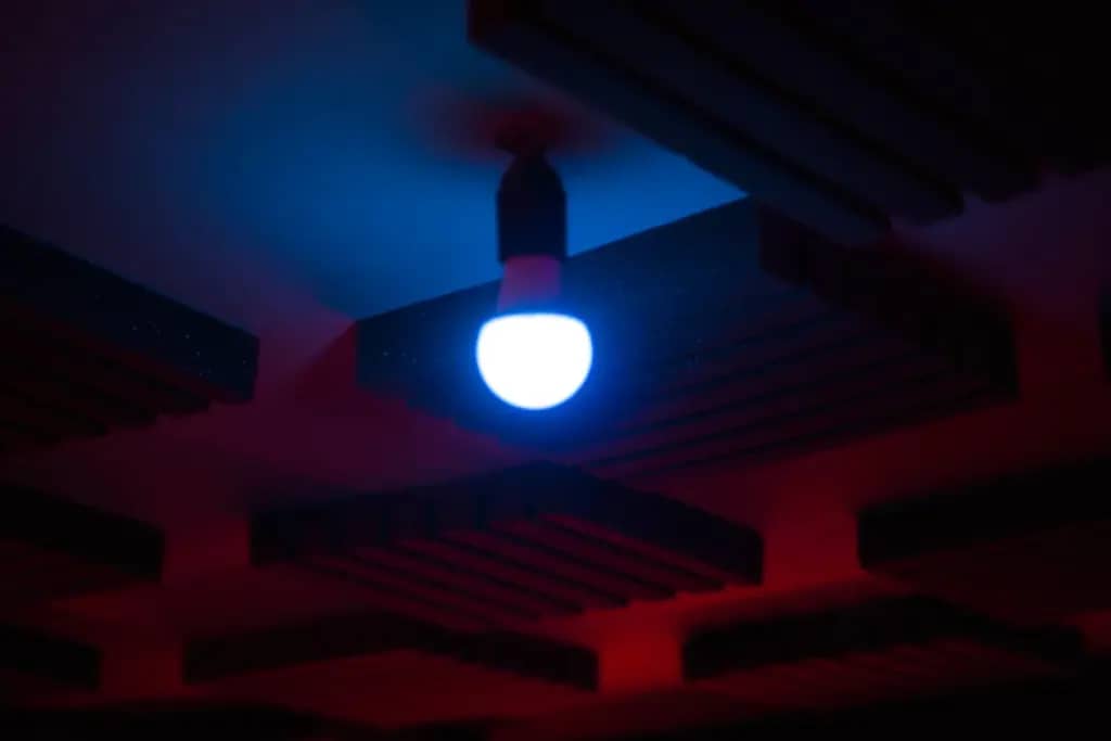 LED-лампа блимає вимкненою: чому виникає примарний струм
