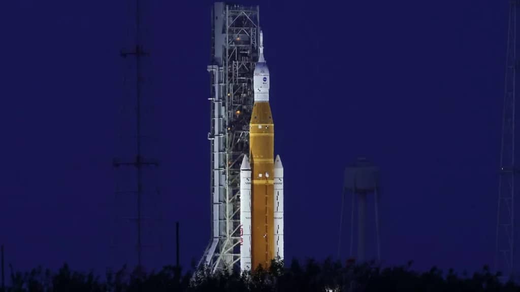 NASA зупинило складання місячної ракети