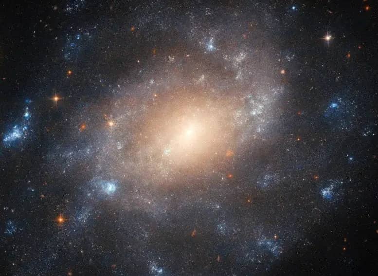 Hubble розкриває сяюче ядро ​​історичної спіральної галактики