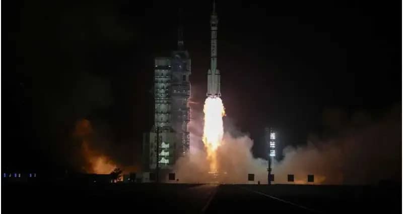 Китай запускає екіпаж із трьох осіб на свою космічну станцію